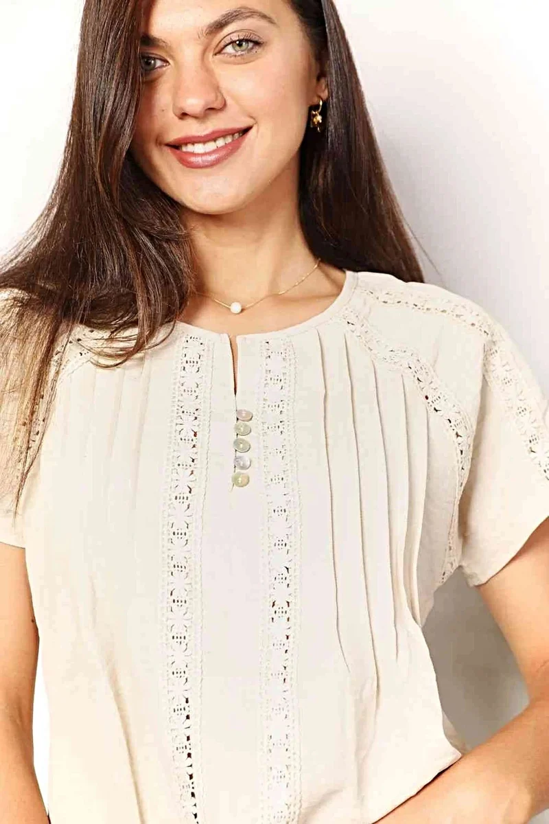 Chique gehaakte blouse met korte mouwen en knoopdetails - Ook verkrijgbaar in grote maten