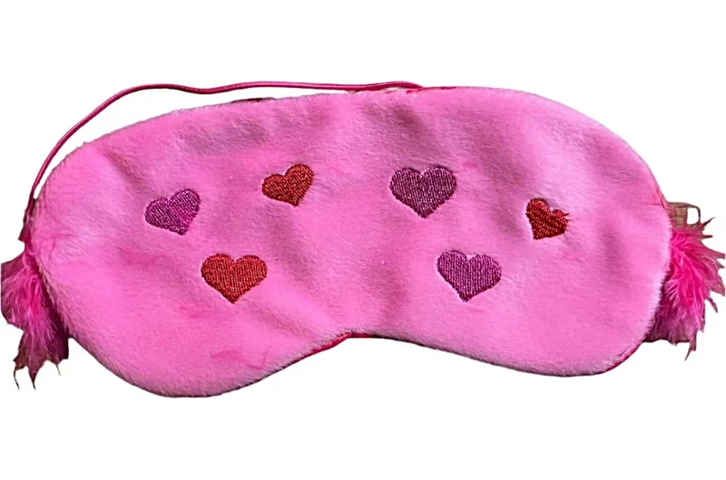 Valentijnsharten slaapmasker met satijnen rug en verenaccenten - roze kleur