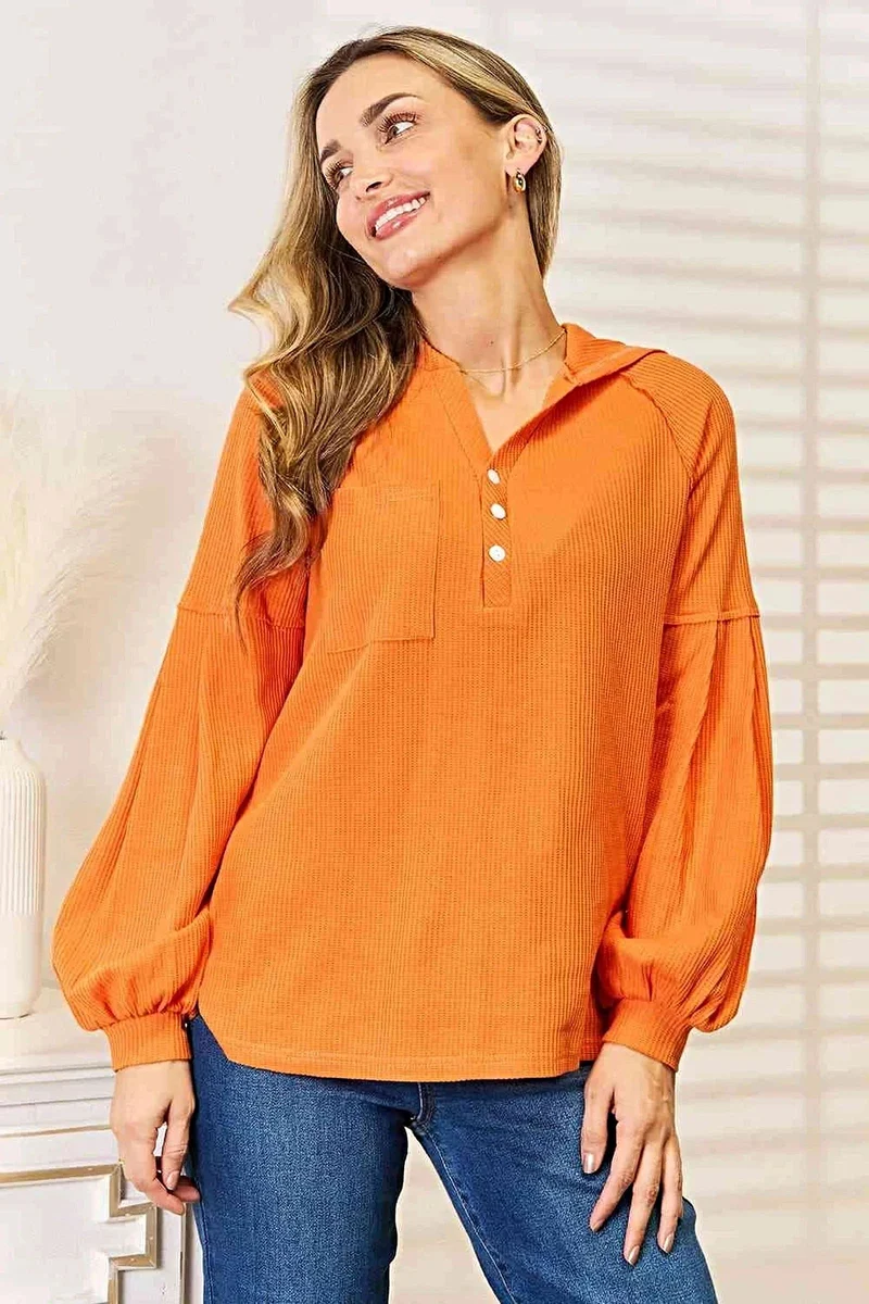 Chique hoodie van wafelbreisel met zijsplit en knoopdetails – ook verkrijgbaar in grote maten.