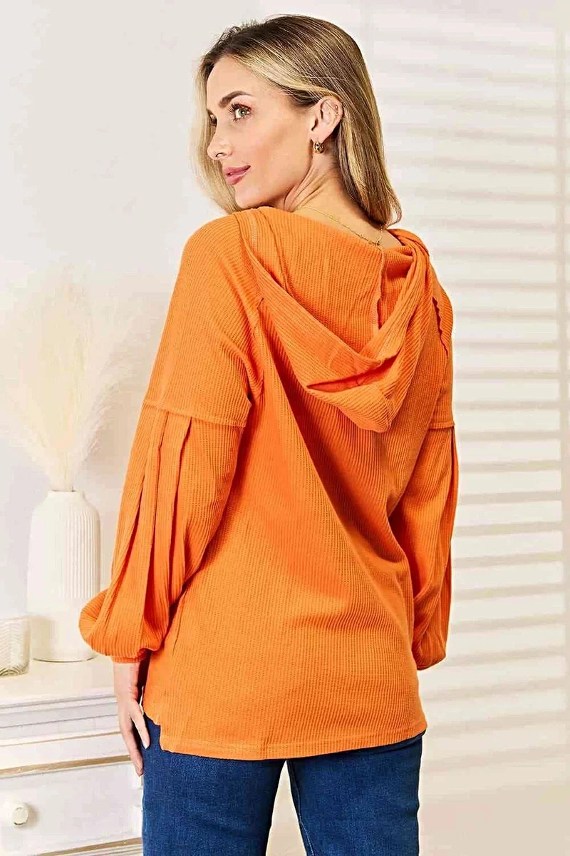 Chique hoodie van wafelbreisel met zijsplit en knoopdetails – ook verkrijgbaar in grote maten.