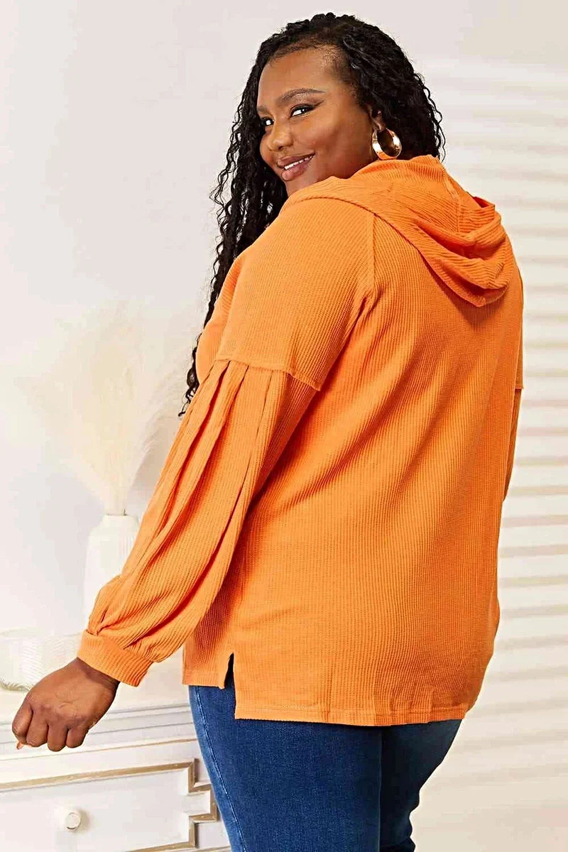 Chique hoodie van wafelbreisel met zijsplit en knoopdetails – ook verkrijgbaar in grote maten.