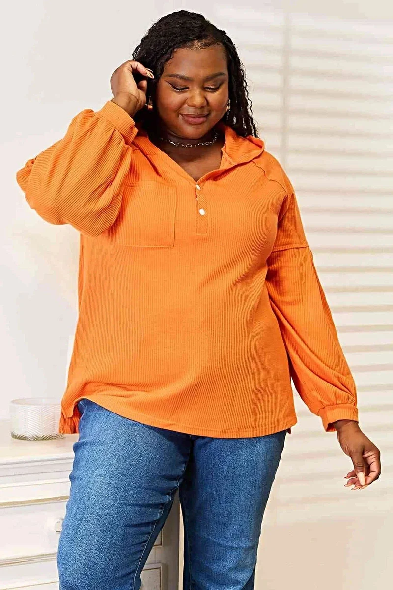Chique hoodie van wafelbreisel met zijsplit en knoopdetails – ook verkrijgbaar in grote maten.