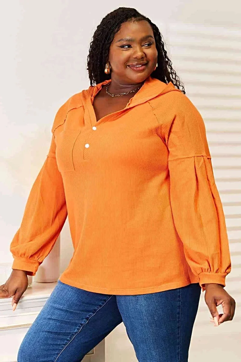 Chique hoodie van wafelbreisel met zijsplit en knoopdetails – ook verkrijgbaar in grote maten.