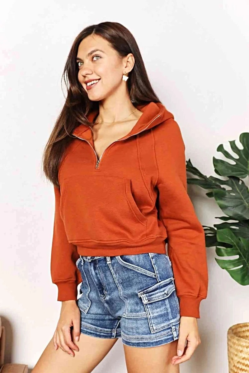 Chique effen hoodie met halve rits, lange raglanmouwen en een cropped model.
