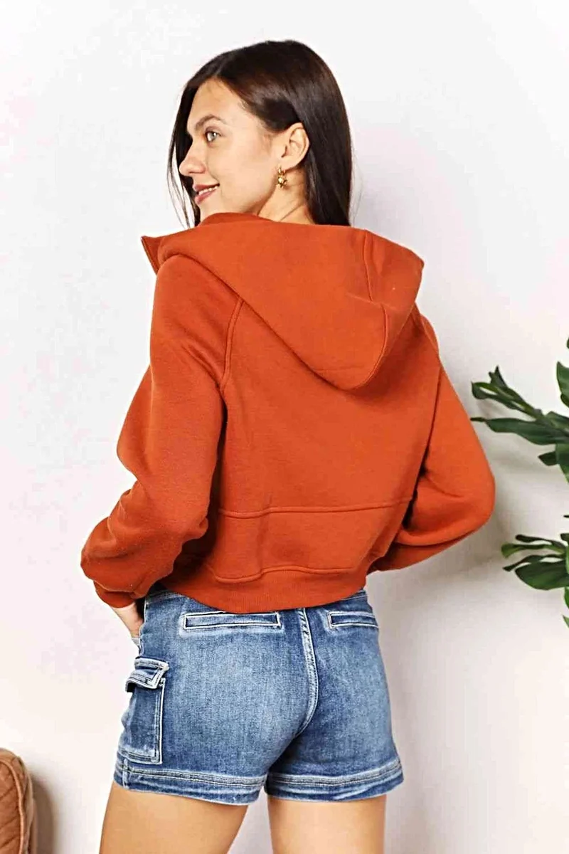 Chique effen hoodie met halve rits, lange raglanmouwen en een cropped model.
