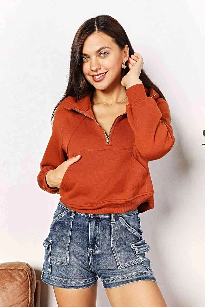 Chique effen hoodie met halve rits, lange raglanmouwen en een cropped model.