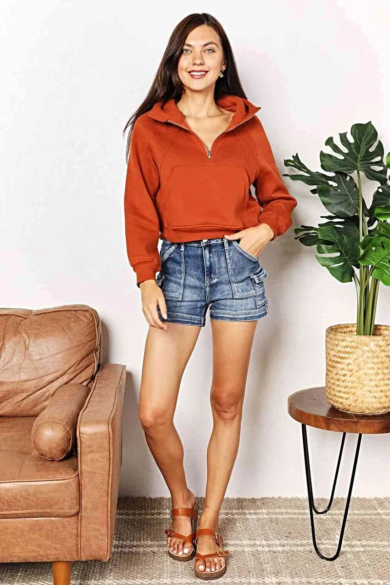 Chique effen hoodie met halve rits, lange raglanmouwen en een cropped model.