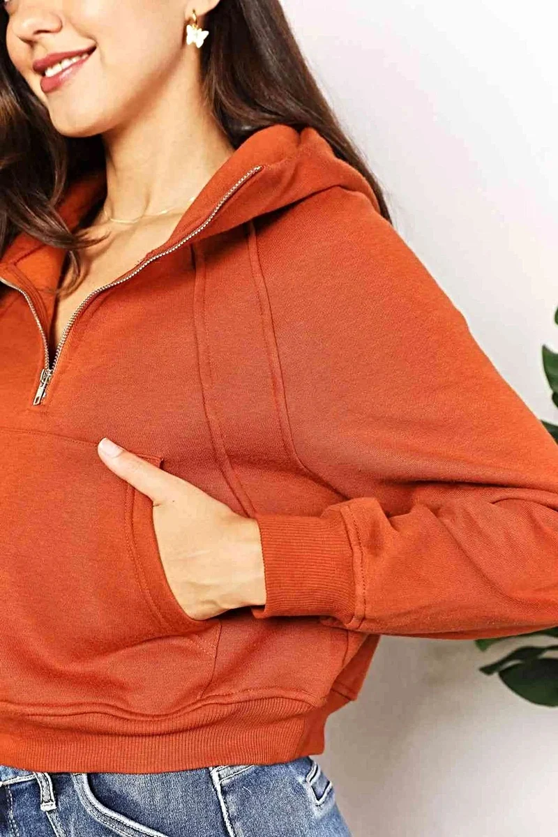 Chique effen hoodie met halve rits, lange raglanmouwen en een cropped model.
