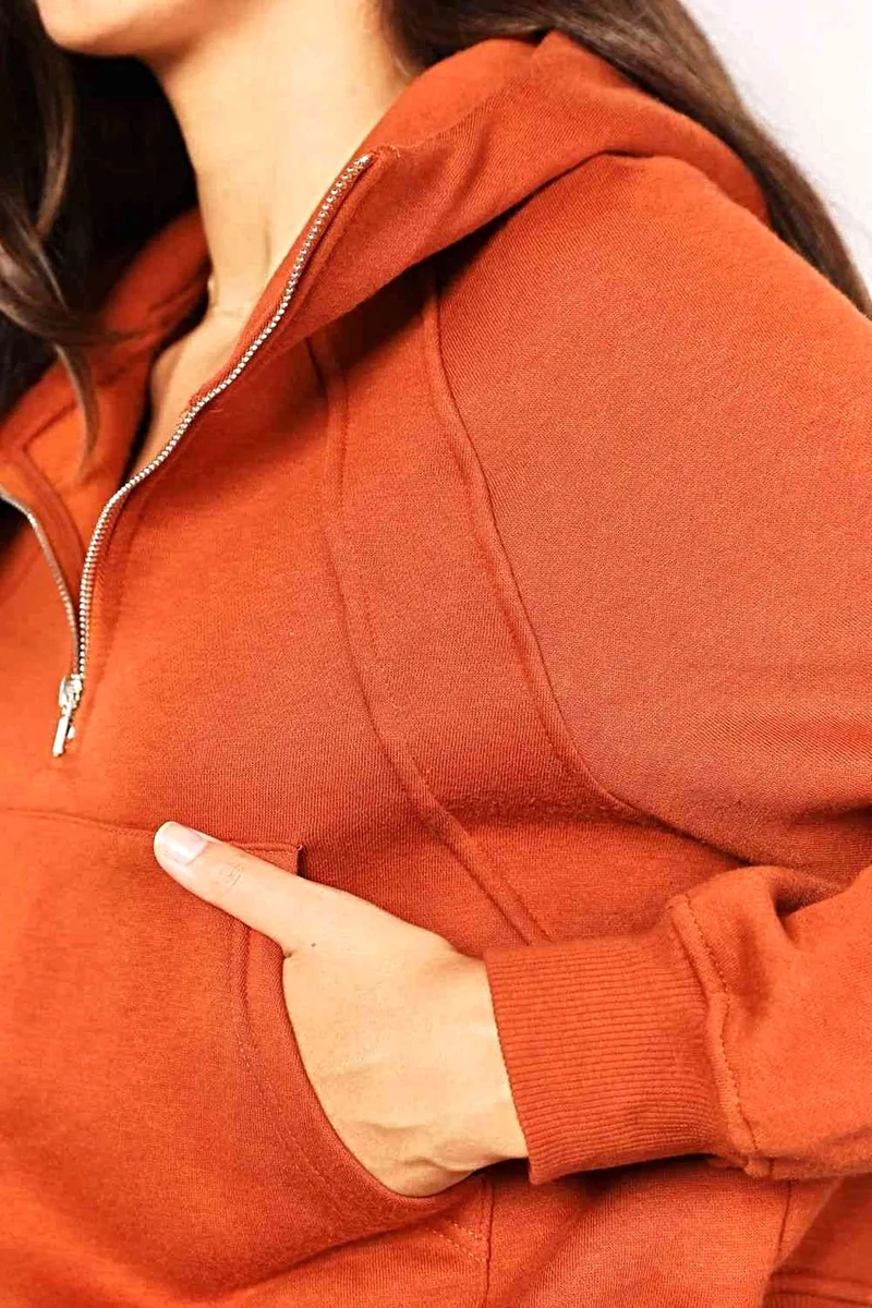 Chique effen hoodie met halve rits, lange raglanmouwen en een cropped model.