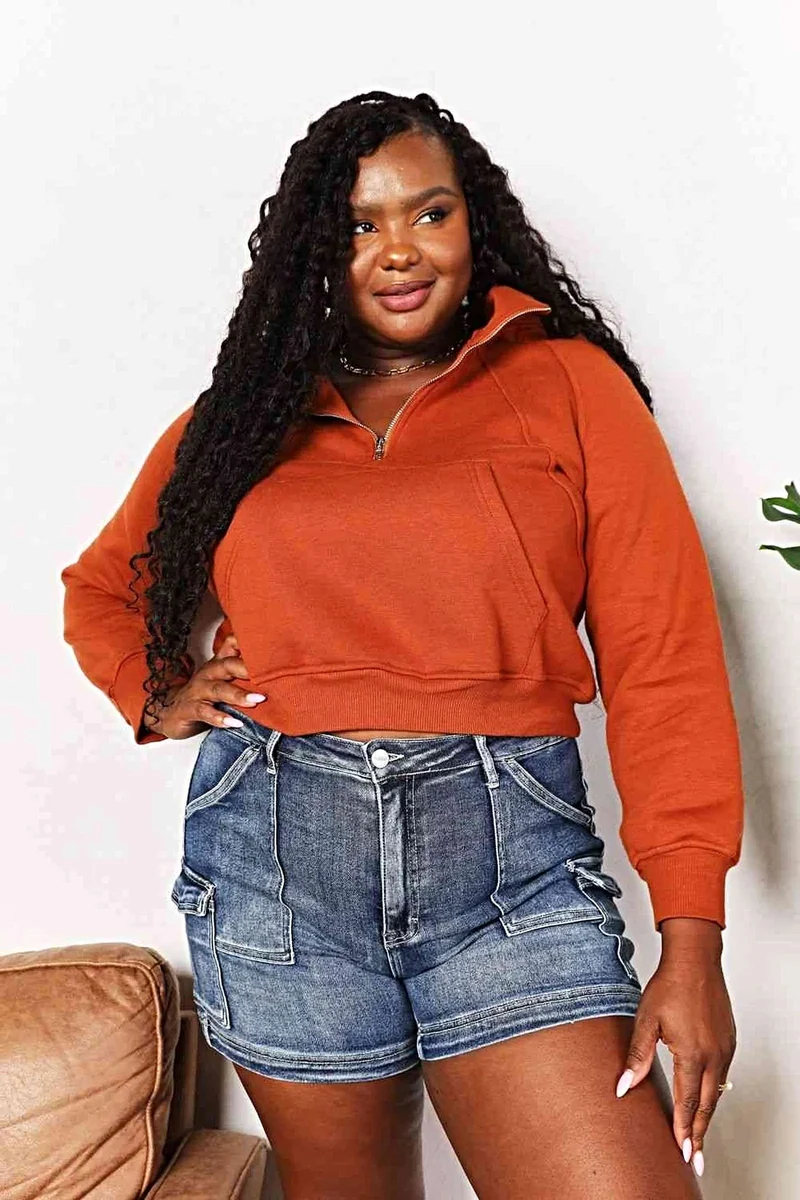 Chique effen hoodie met halve rits, lange raglanmouwen en een cropped model.
