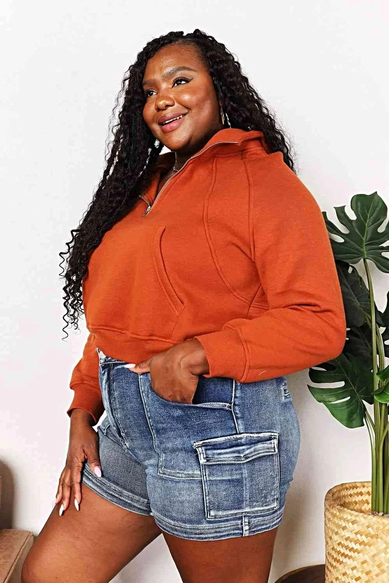 Chique effen hoodie met halve rits, lange raglanmouwen en een cropped model.