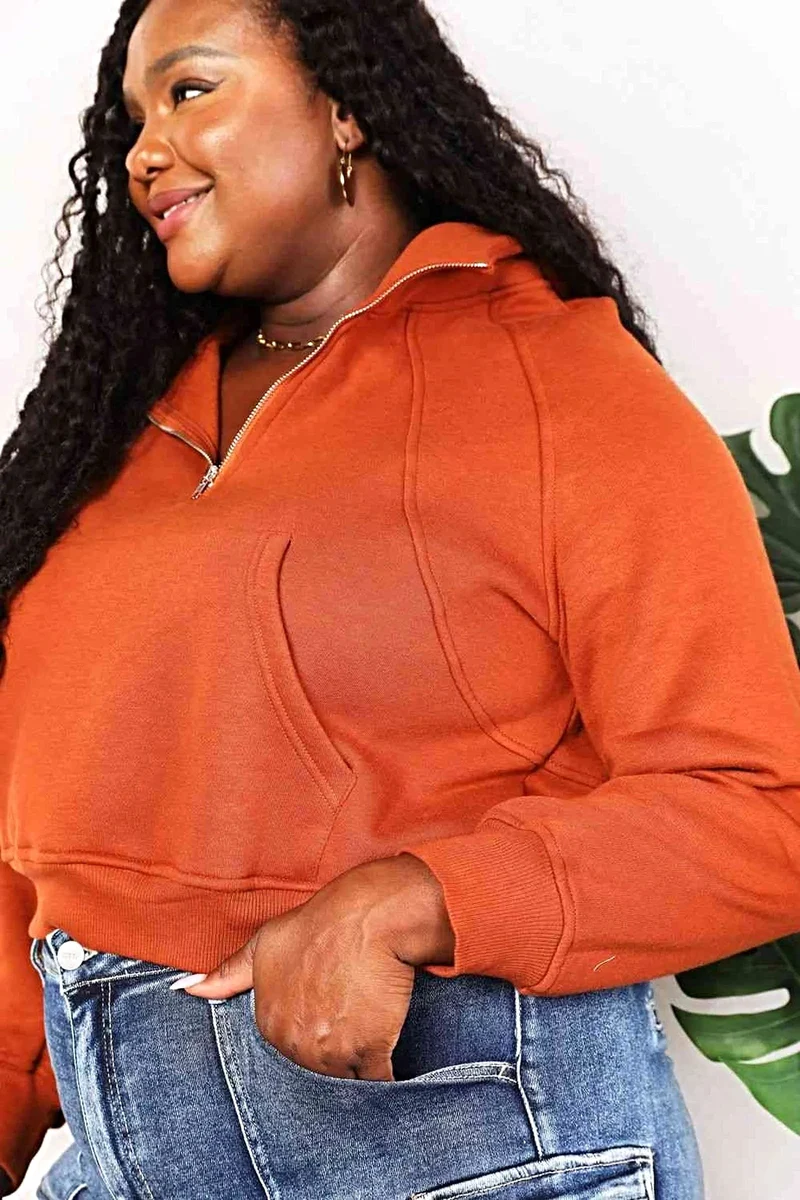 Chique effen hoodie met halve rits, lange raglanmouwen en een cropped model.