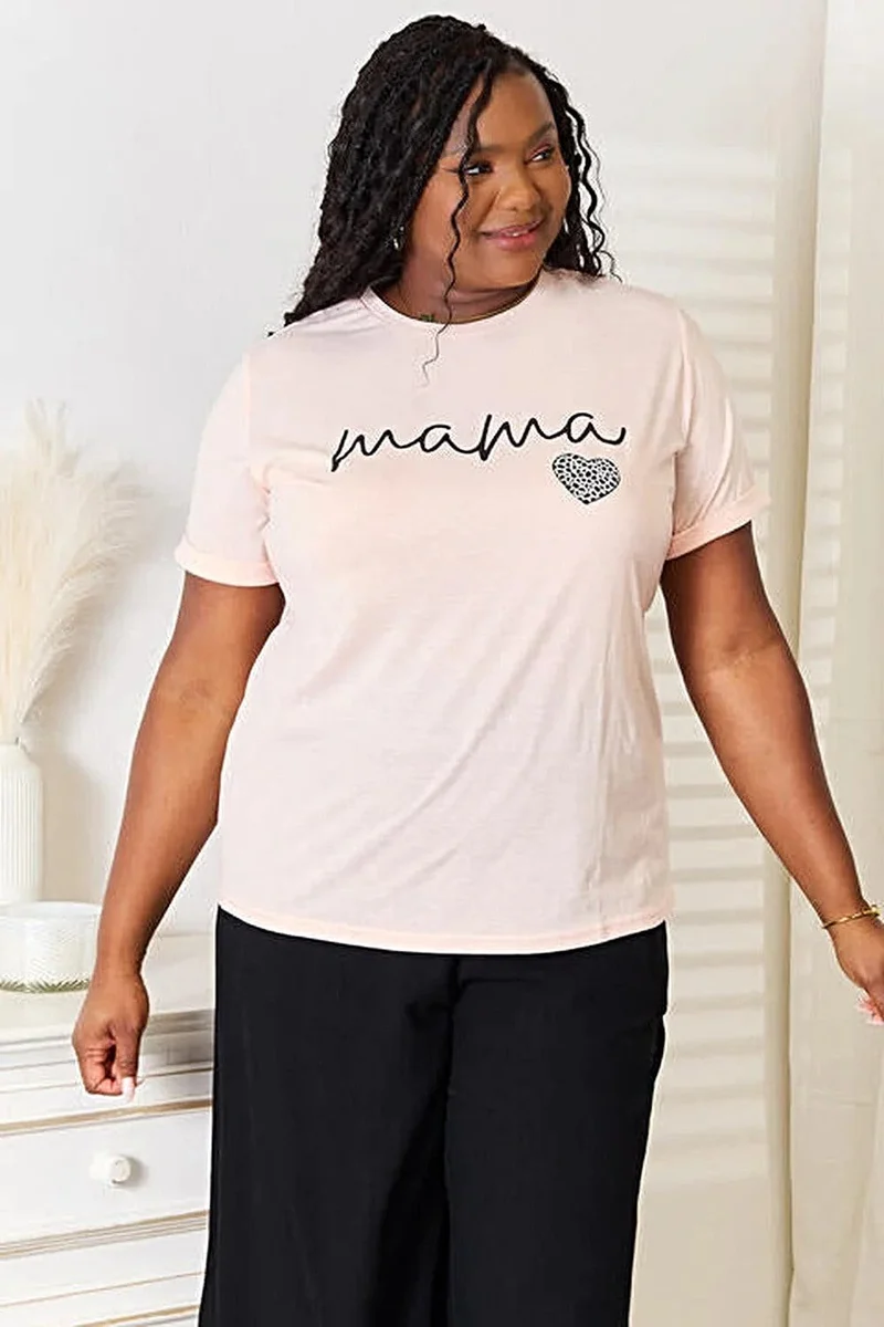 Mama Heart Graphic Tee - Vier het moederschap in stijl met dit ondoorzichtige, licht elastische T-shirt.
