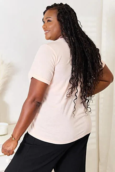 Mama Heart Graphic Tee - Vier het moederschap in stijl met dit ondoorzichtige, licht elastische T-shirt.