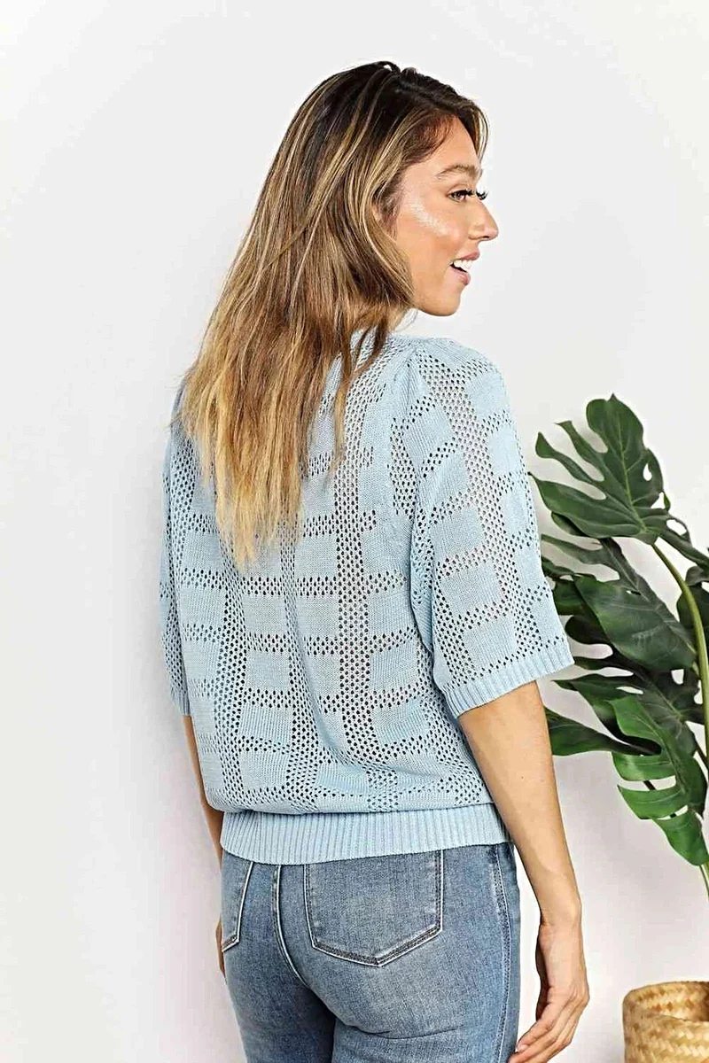 Chique gebreide top met ribbels, ronde hals en halflange mouwen voor een moeiteloze stijl.