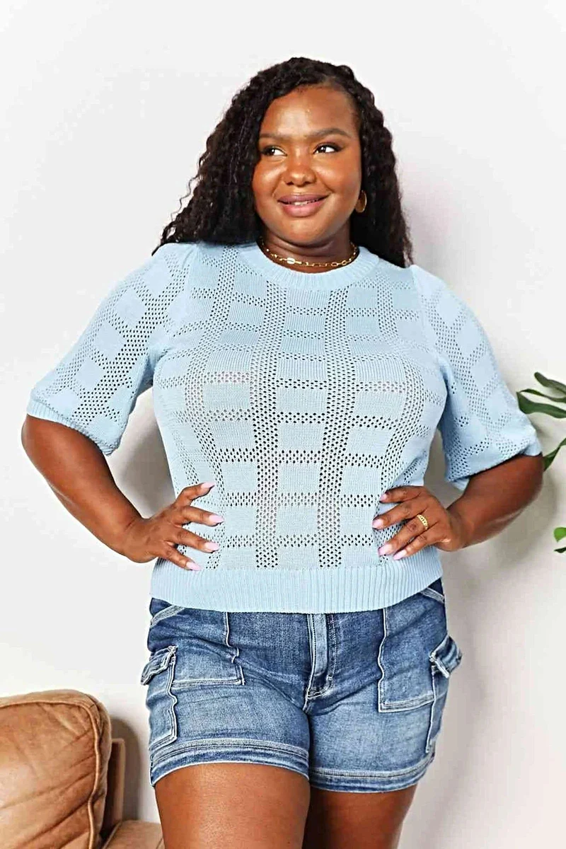 Chique gebreide top met ribbels, ronde hals en halflange mouwen voor een moeiteloze stijl.