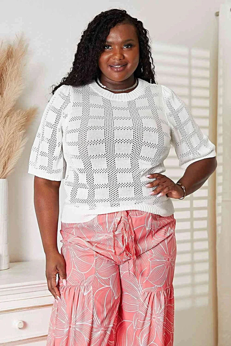 Chique gebreide top met ribbels, ronde hals en halflange mouwen voor een moeiteloze stijl.
