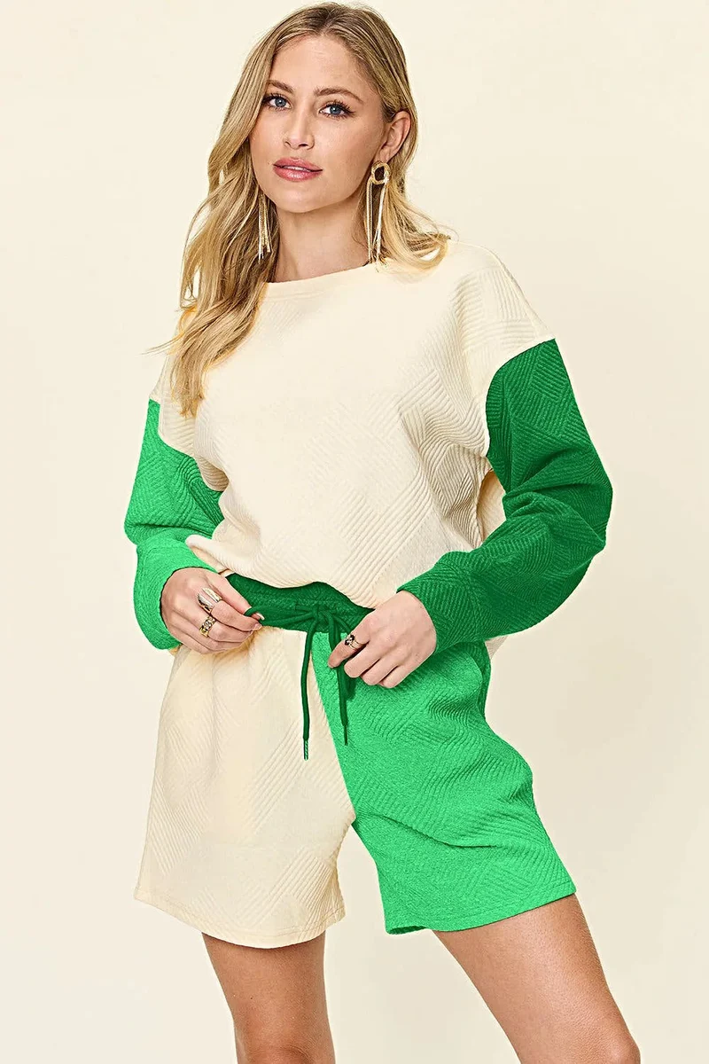 Luxe tweedelige set met short, zakken en top met verlaagde schouders.