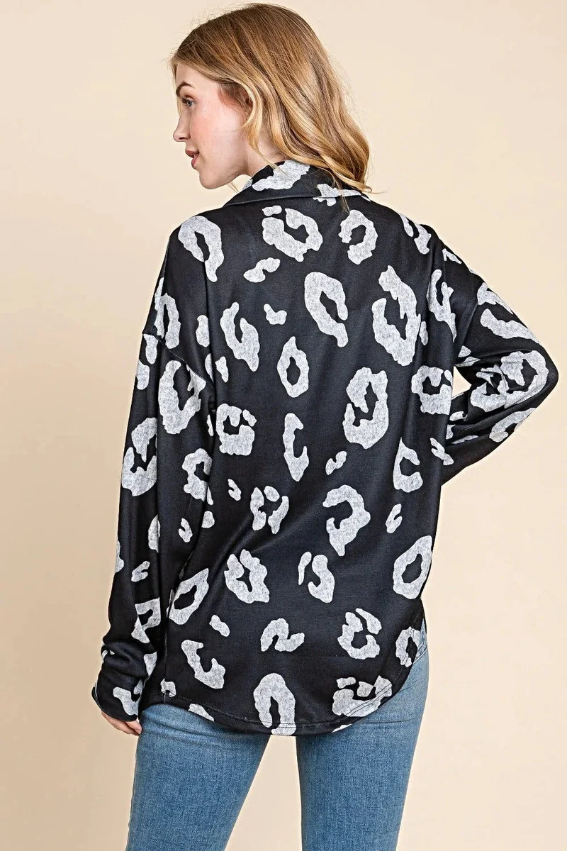 Stijlvolle shacket met dierenprint, knoopsluiting aan de voorkant en zakken | Comfortabel gebreid kledingstuk om in laagjes te dragen