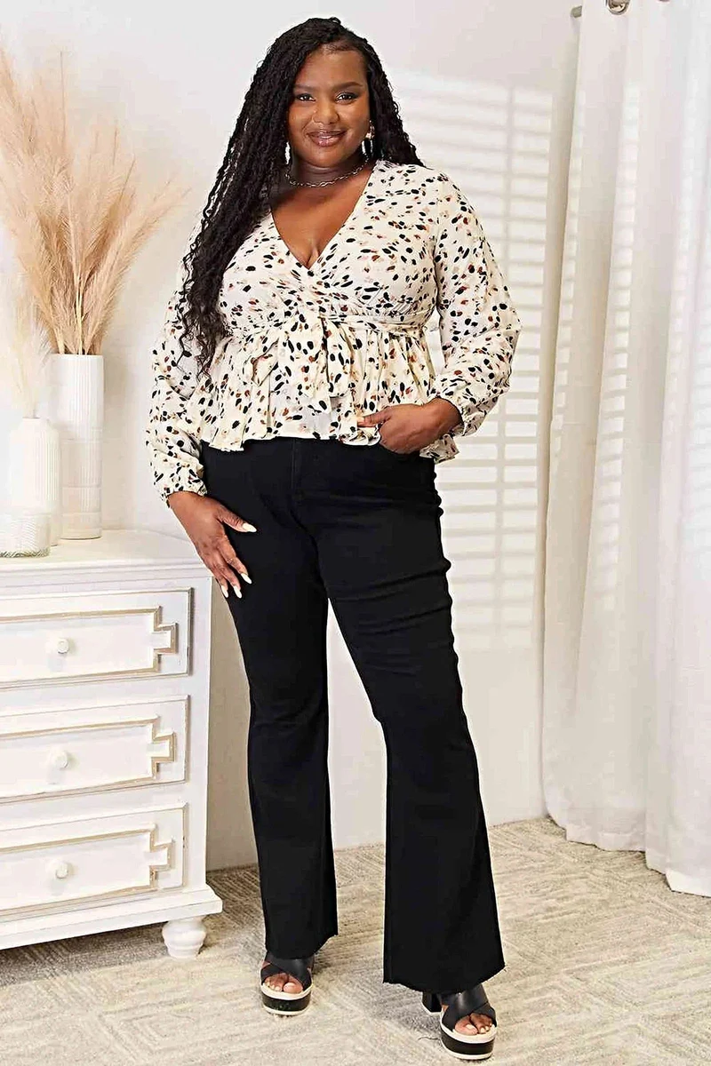 Levendige blouse met strikdetail en diepe V-hals voor een elegante en vrouwelijke look - 100% polyester