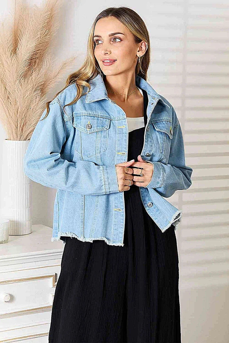 Modieuze denimjas met verlaagde schouders en onafgewerkte zoom - een stoer en casual kledingstuk om in laagjes te dragen.
