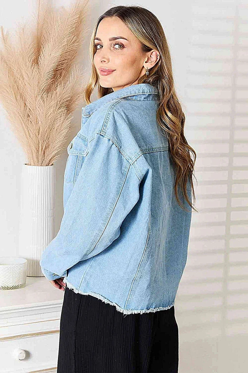 Modieuze denimjas met verlaagde schouders en onafgewerkte zoom - een stoer en casual kledingstuk om in laagjes te dragen.