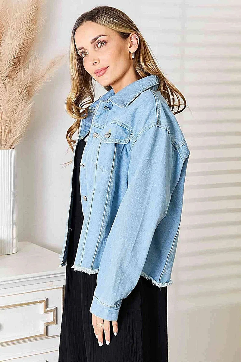 Modieuze denimjas met verlaagde schouders en onafgewerkte zoom - een stoer en casual kledingstuk om in laagjes te dragen.