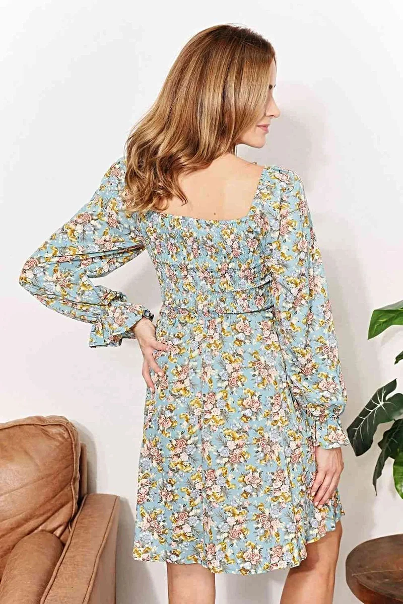 Bloemenminijurk met geplooide mouwen en vierkante halslijn voor chique elegantie.