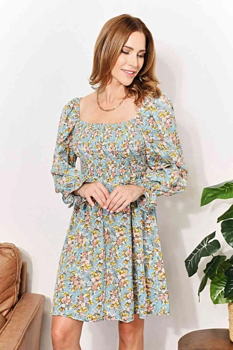 Bloemenminijurk met geplooide mouwen en vierkante halslijn voor chique elegantie.