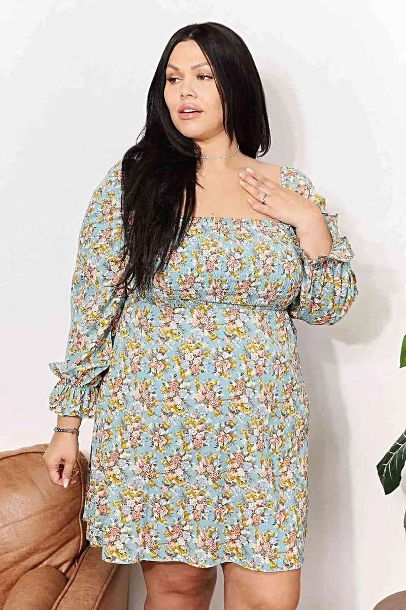 Bloemenminijurk met geplooide mouwen en vierkante halslijn voor chique elegantie.