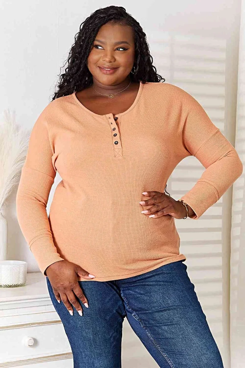 Chique top met lange mouwen en halve knoopsluiting - Veelzijdige, ondoorzichtige stijl met een gemiddelde stretch.