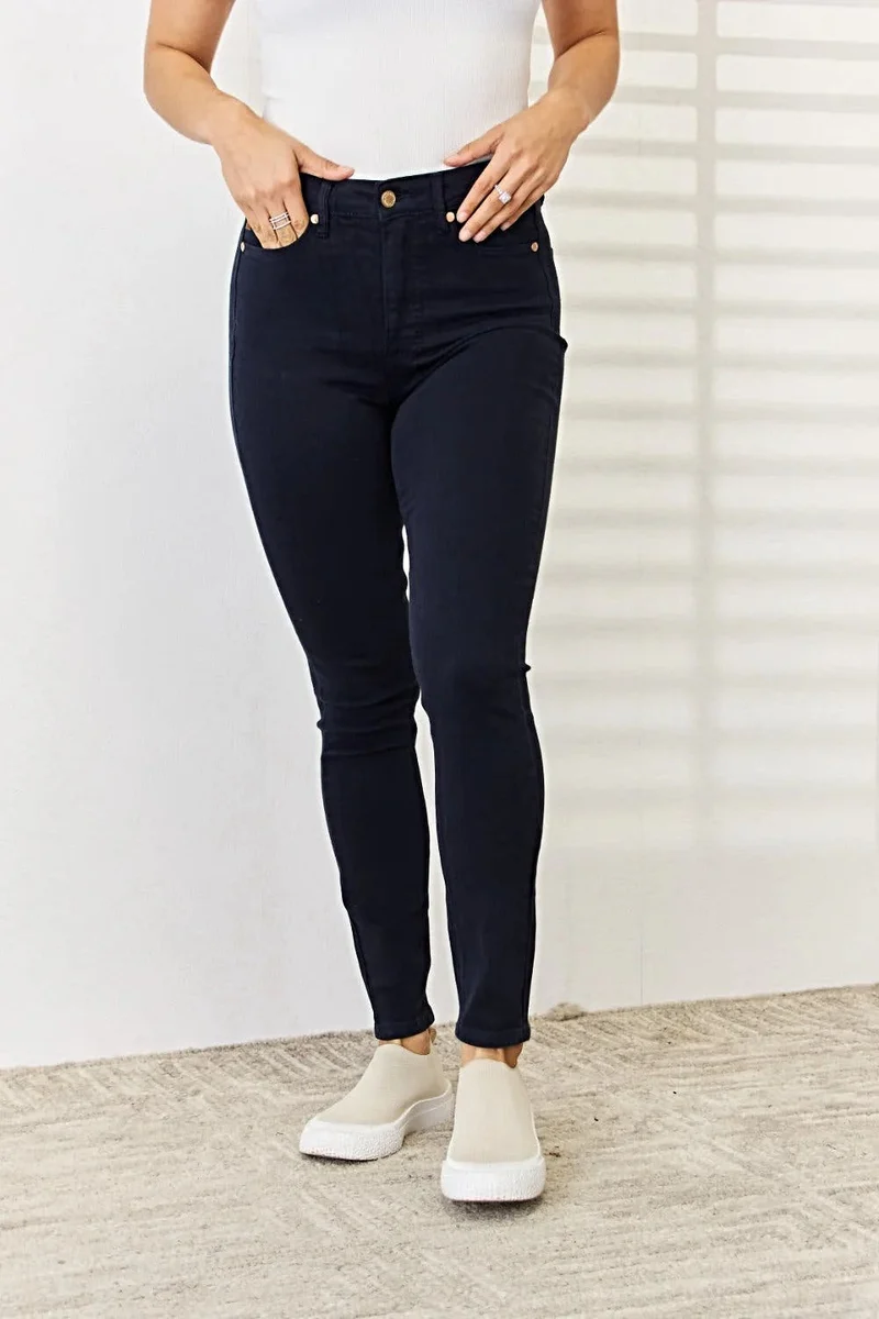 Judy Blue Skinny Jeans met buikcorrectie - Volledige maat. Geverfd voor een flatterende pasvorm.