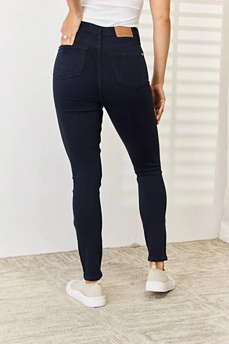 Judy Blue Skinny Jeans met buikcorrectie - Volledige maat. Geverfd voor een flatterende pasvorm.