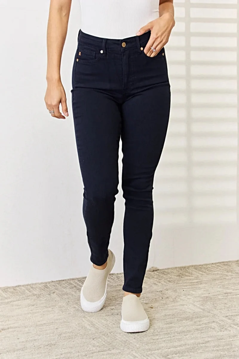 Judy Blue Skinny Jeans met buikcorrectie - Volledige maat. Geverfd voor een flatterende pasvorm.