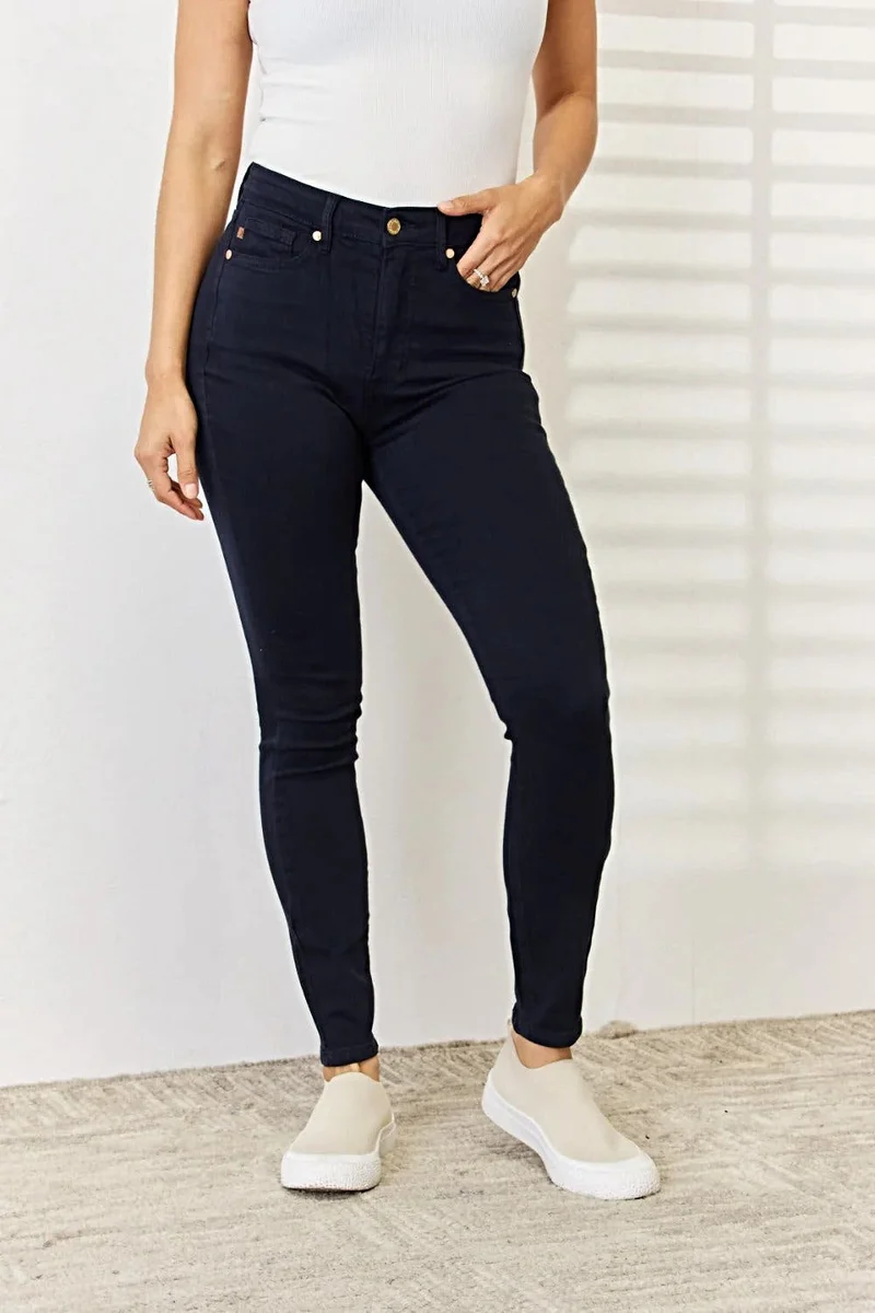 Judy Blue Skinny Jeans met buikcorrectie - Volledige maat. Geverfd voor een flatterende pasvorm.