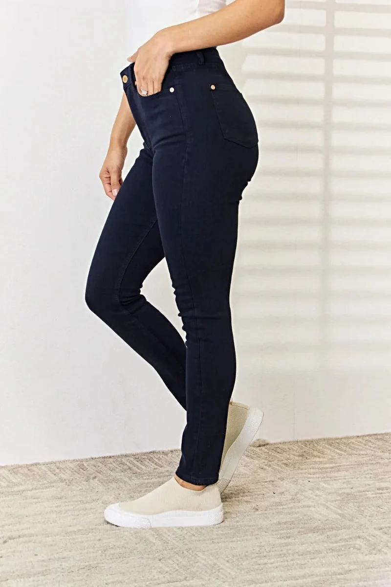 Judy Blue Skinny Jeans met buikcorrectie - Volledige maat. Geverfd voor een flatterende pasvorm.