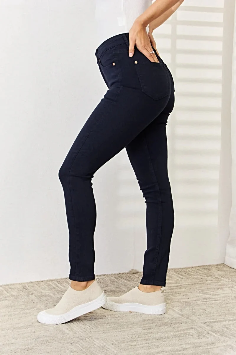 Judy Blue Skinny Jeans met buikcorrectie - Volledige maat. Geverfd voor een flatterende pasvorm.