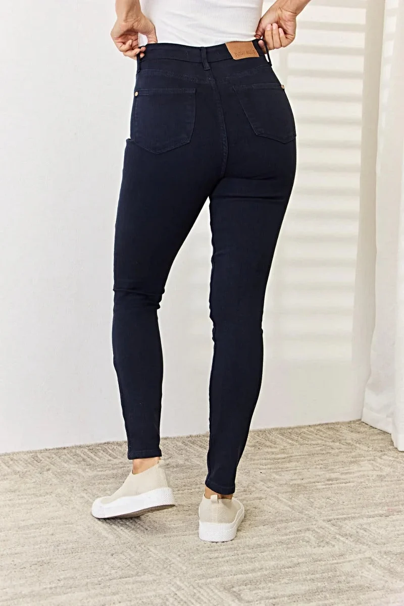 Judy Blue Skinny Jeans met buikcorrectie - Volledige maat. Geverfd voor een flatterende pasvorm.