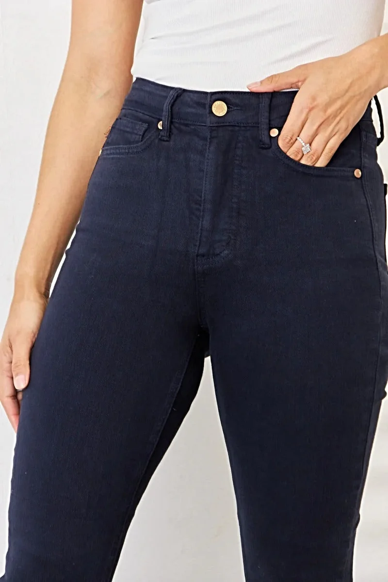 Judy Blue Skinny Jeans met buikcorrectie - Volledige maat. Geverfd voor een flatterende pasvorm.