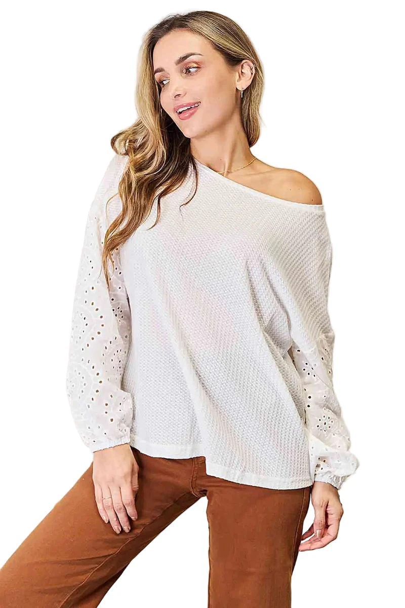Elegante damesblouse met perforaties, verlaagde schouders en ronde hals, ook verkrijgbaar in grote maten.