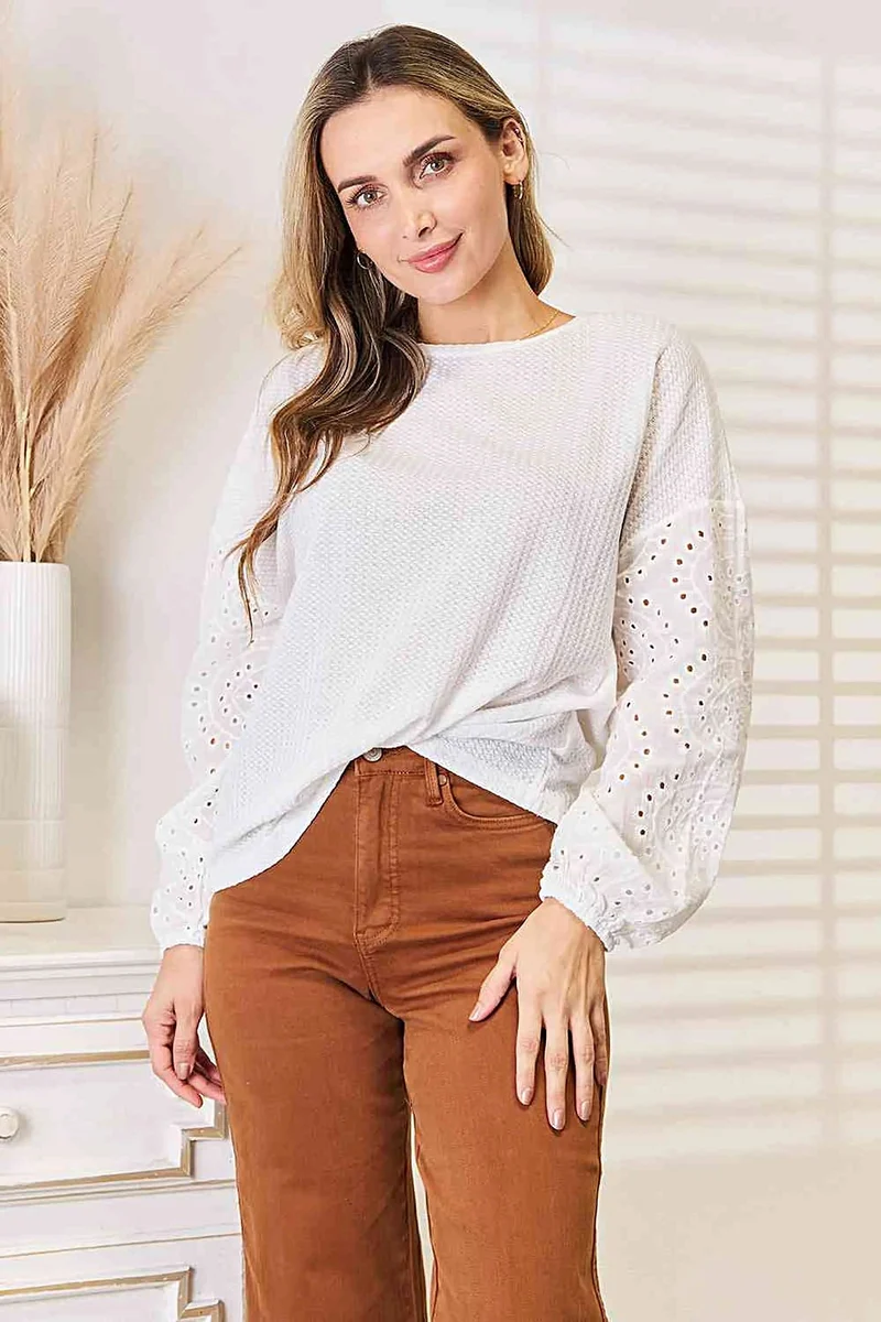 Elegante damesblouse met perforaties, verlaagde schouders en ronde hals, ook verkrijgbaar in grote maten.