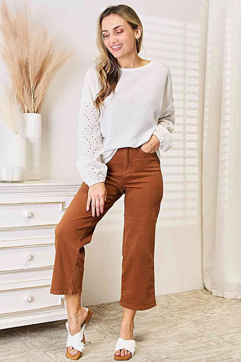 Elegante damesblouse met perforaties, verlaagde schouders en ronde hals, ook verkrijgbaar in grote maten.