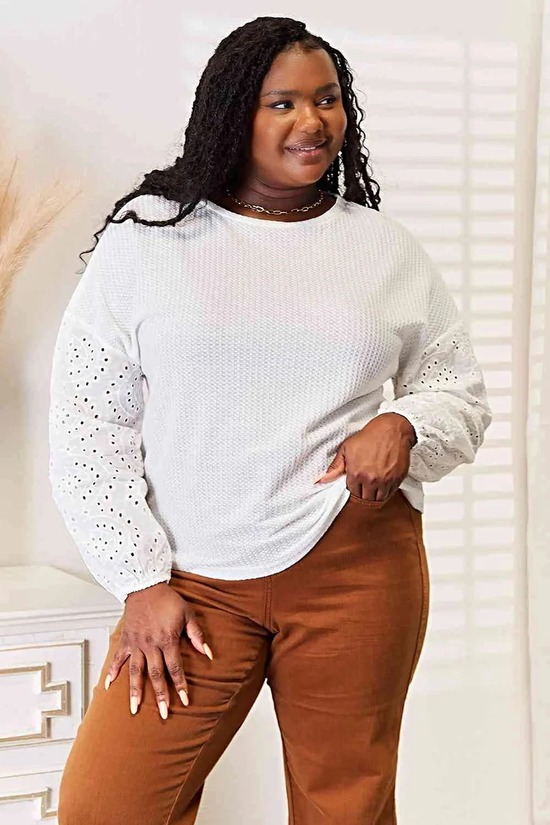 Elegante damesblouse met perforaties, verlaagde schouders en ronde hals, ook verkrijgbaar in grote maten.