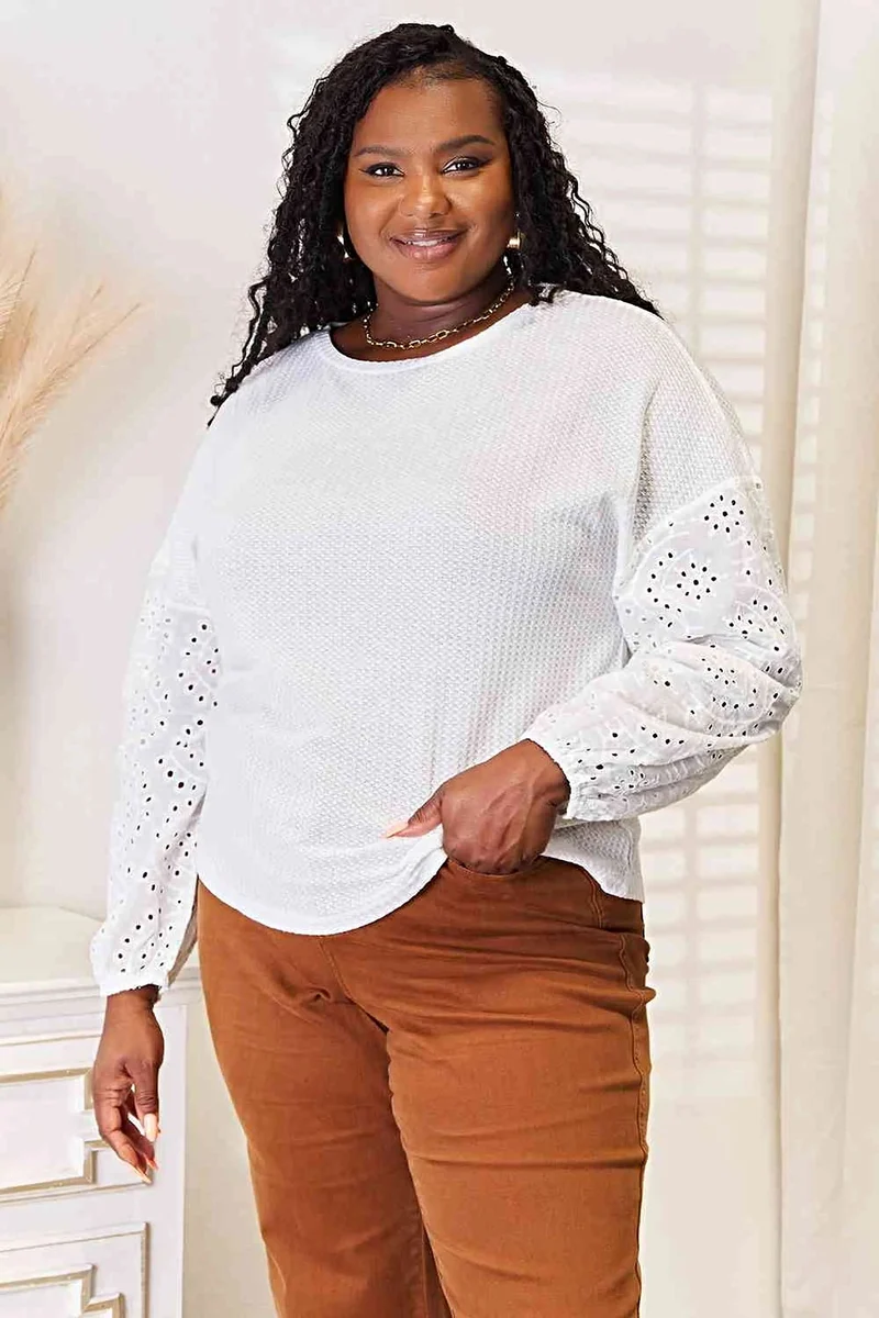 Elegante damesblouse met perforaties, verlaagde schouders en ronde hals, ook verkrijgbaar in grote maten.