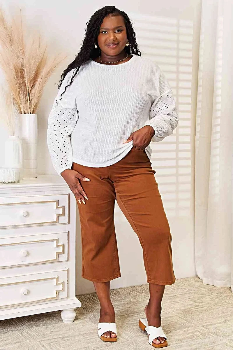 Elegante damesblouse met perforaties, verlaagde schouders en ronde hals, ook verkrijgbaar in grote maten.