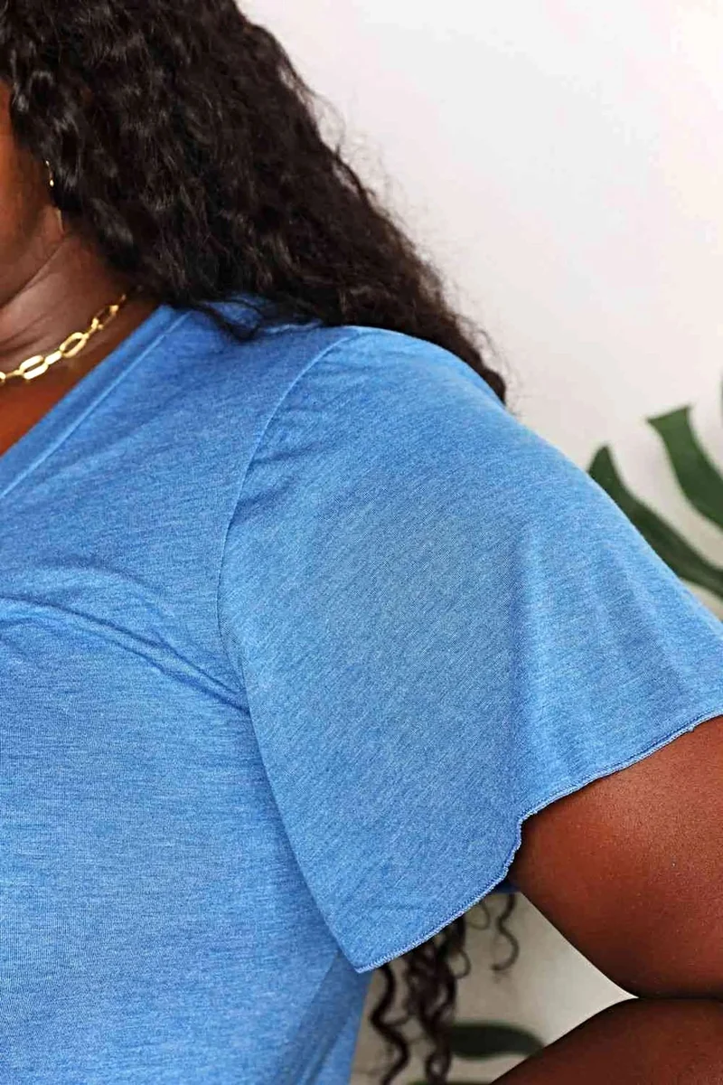 Stijlvol T-shirt met V-hals en ruchesmouwen - Chique basic voor elke dag