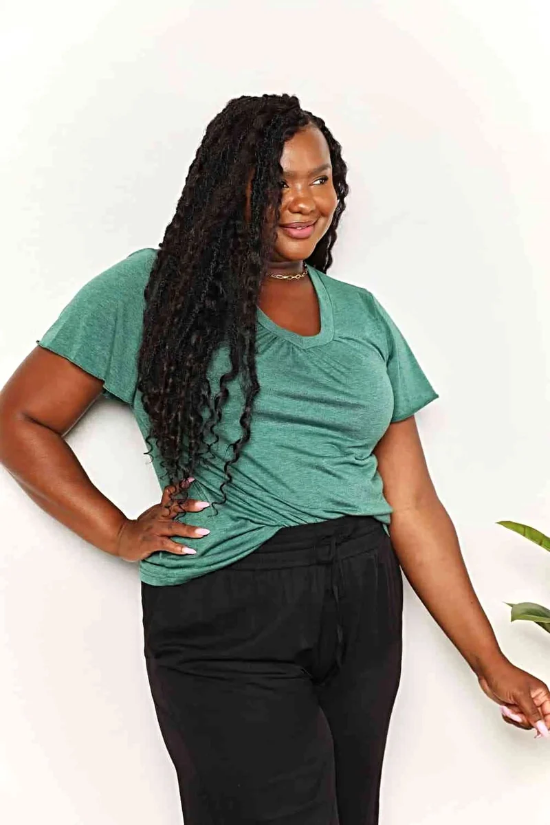 Stijlvol T-shirt met V-hals en ruchesmouwen - Chique basic voor elke dag