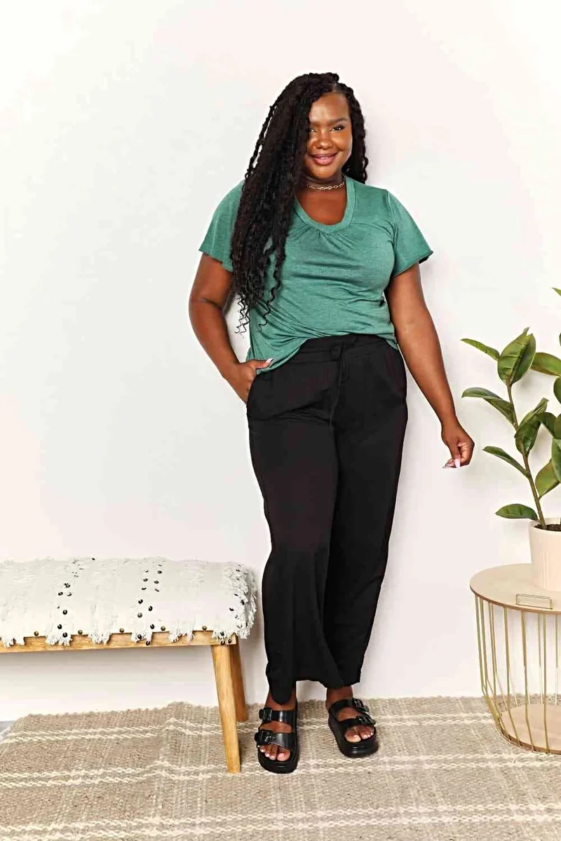 Stijlvol T-shirt met V-hals en ruchesmouwen - Chique basic voor elke dag