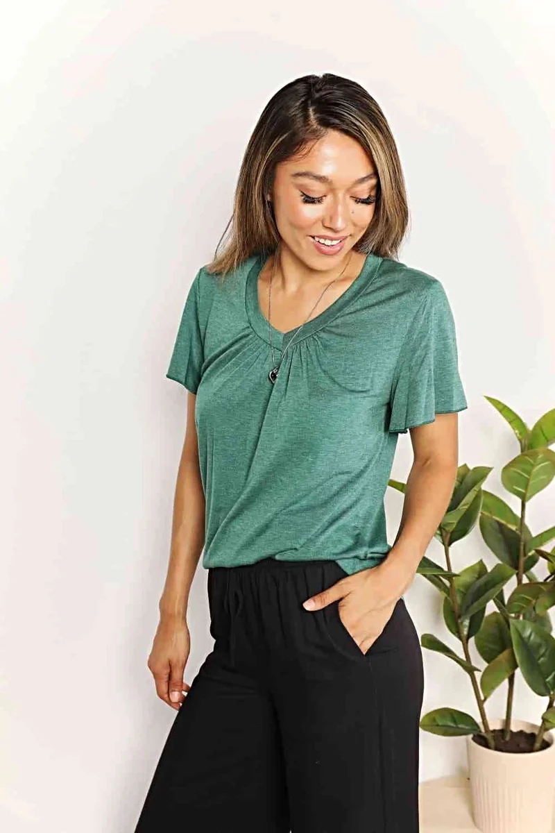 Stijlvol T-shirt met V-hals en ruchesmouwen - Chique basic voor elke dag