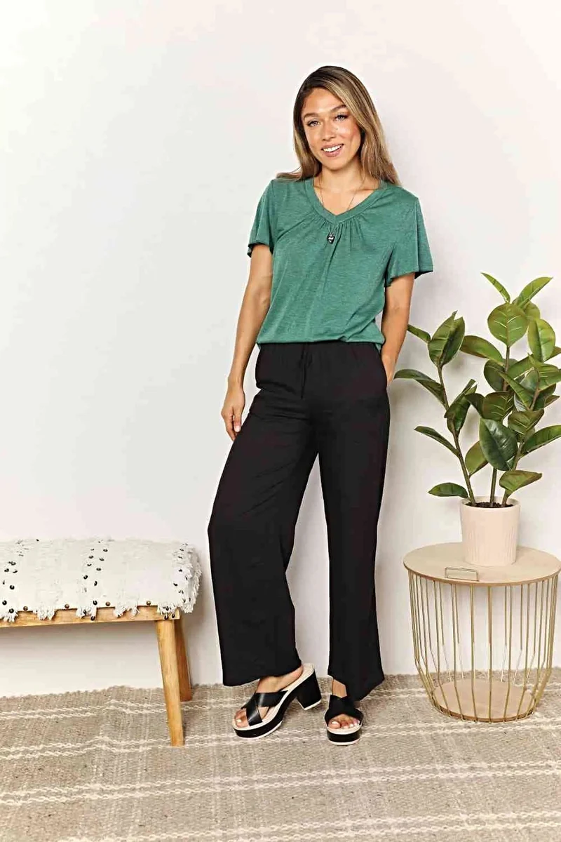 Stijlvol T-shirt met V-hals en ruchesmouwen - Chique basic voor elke dag